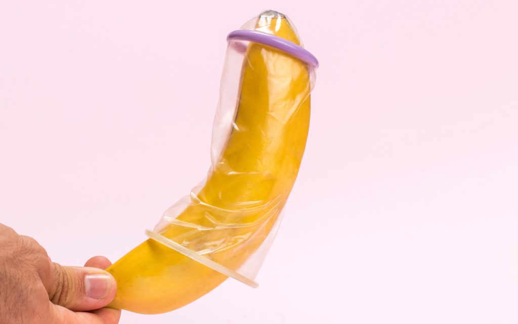 comment-mettre-un-preservatif-ecapote-banane