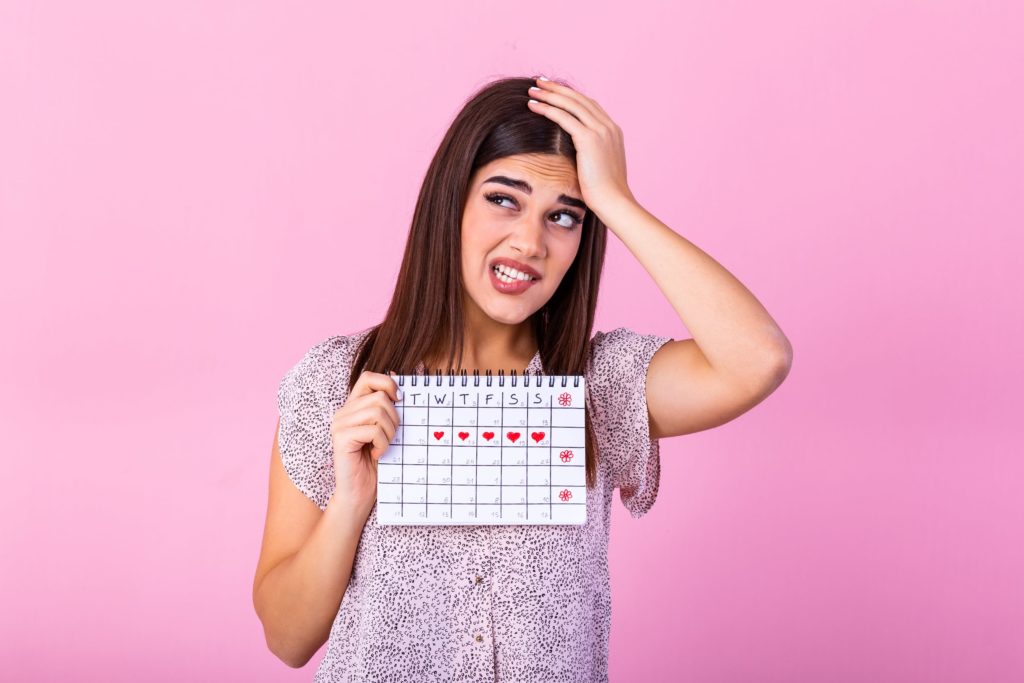 jeune-femme-tient-calendrier-menstruel-regle